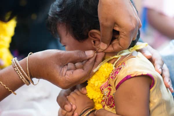 बच्चों के कान में पियर्सिंग (Ear Piercing) करवाने की सही उम्र जानिए
