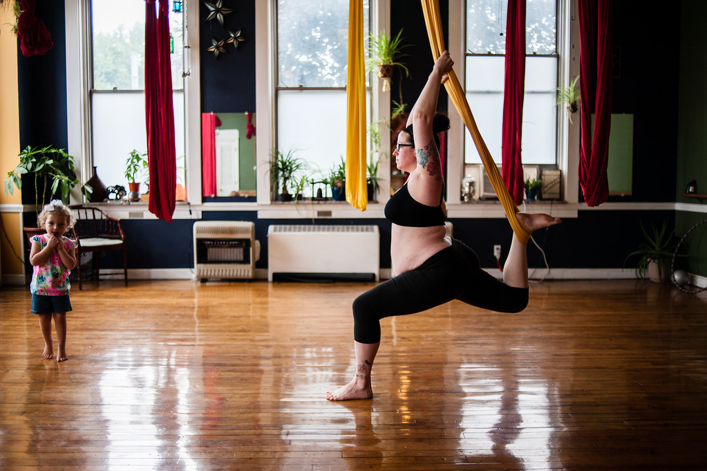 क्या है एरियल योगा(Aerial Yoga), जानें इसके फायदे