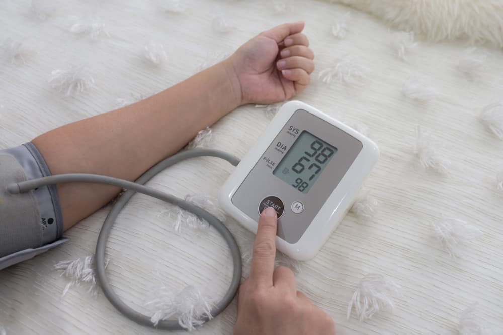 Hypotension: हाइपोटेंशन (लो ब्लड प्रेशर) क्या है? जानिए इसके कारण, लक्षण और इलाज