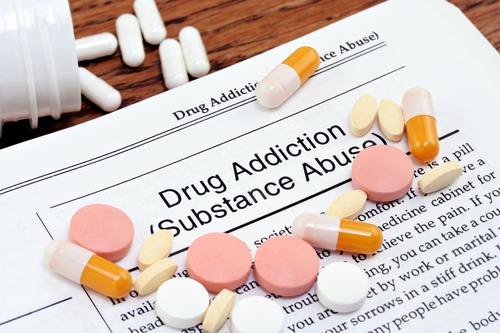 ड्रग एब्यूज डिसऑर्डर (drug abuse disorder) जानें इसके कारण, लक्षण और उपचार