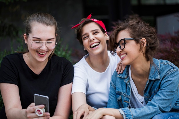 हंसी है हर मर्ज की दवा, जानिए हंसने के फायदे