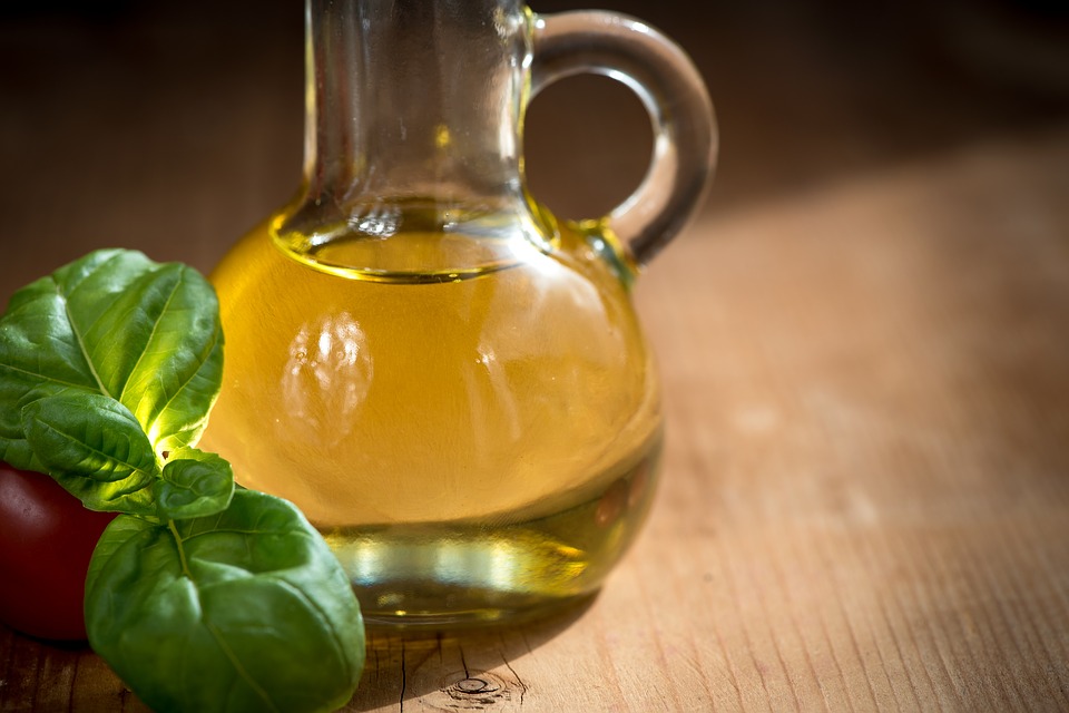 Olive oil: खाने के साथ ही स्किन के लिए भी फायदेमंद है ऑलिव ऑयल!