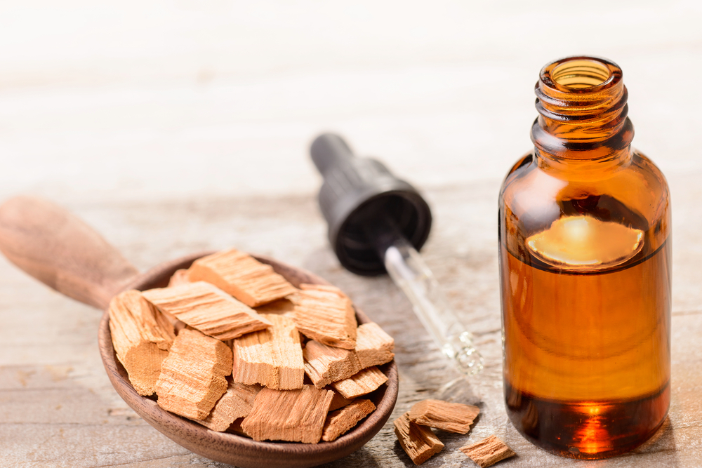 ​स्किन के लिए चंदन का तेल है फायदेमंद, जानें कैसे?