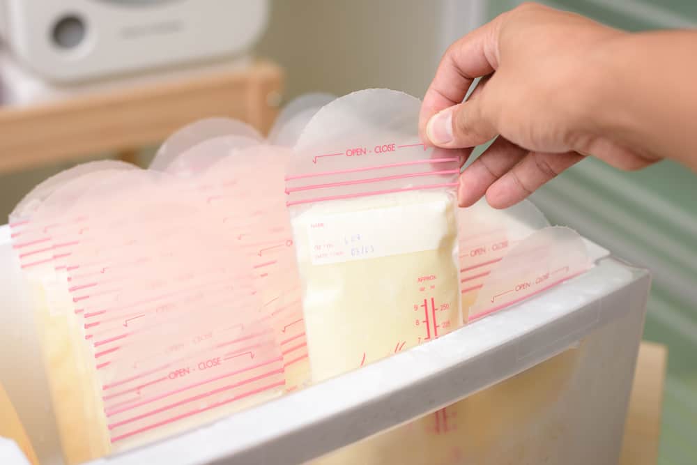 ब्रेस्ट मिल्क स्टोर करना कितना सही है और कितना गलत