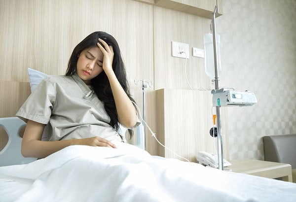 सिजेरियन डिलिवरी के बाद सिरदर्द क्यों होता है? ऐसे पा सकती हैं निजात