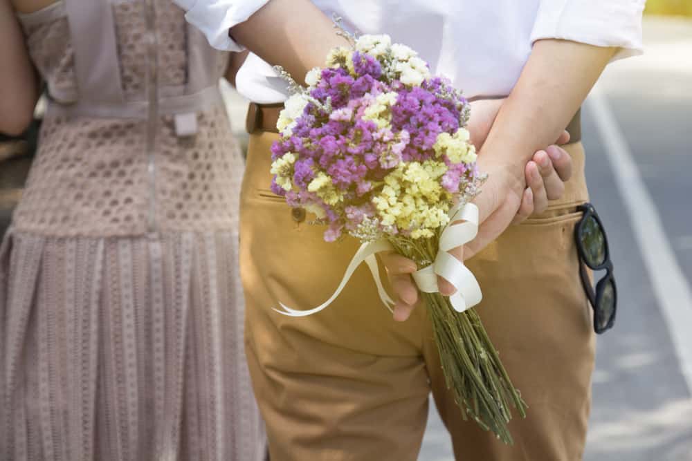 पार्टनर को सरप्राइज देना चाहते हैं? ट्राई करें ये तरीके