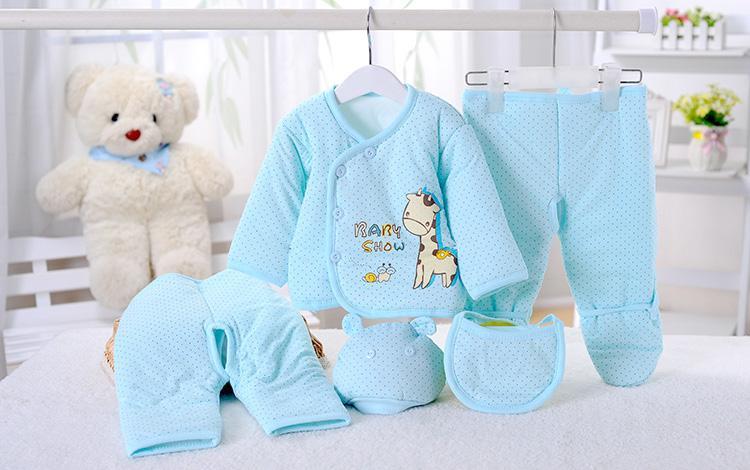 नवजात के कपड़े खरीदते समय रखें इन बातों का ध्यान