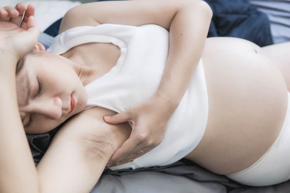 प्रेग्नेंसी में पसीना ज्यादा क्यों आता है? जानें कारण और उपाय