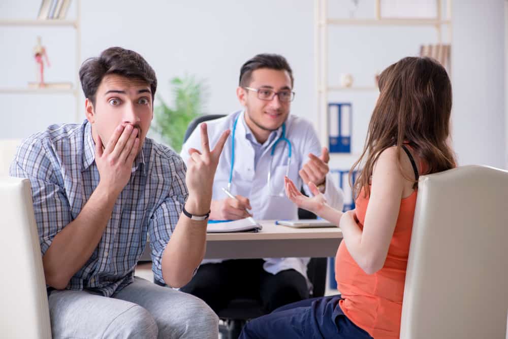 जुड़वां बच्चे होने के क्या कारण हो सकते हैं?