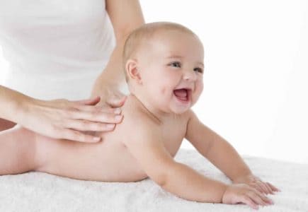 इन ऑयल्स से करें शिशु की मसाज, मिलेंगे बेहतर रिजल्ट!