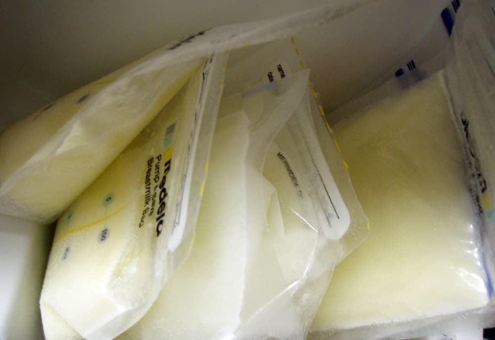 ब्रेस्ट मिल्क स्टोरिंग कैसे की जाती है? जानें इसके टिप्स