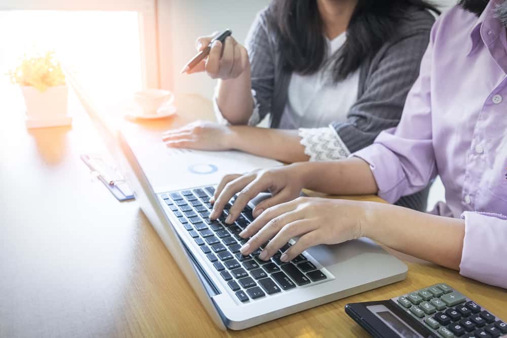 इन कारणों से लड़के रखते हैं वर्किंग लाइफ पार्टनर की चाहत