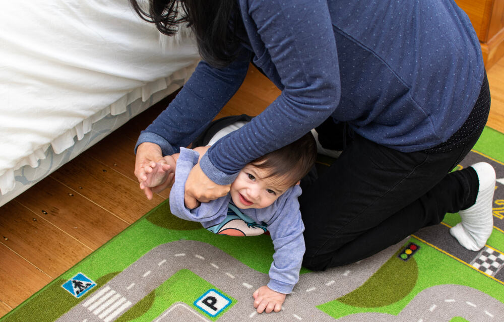 नवजात शिशु के कपड़े बदलते समय अपनाएं ये टिप्स