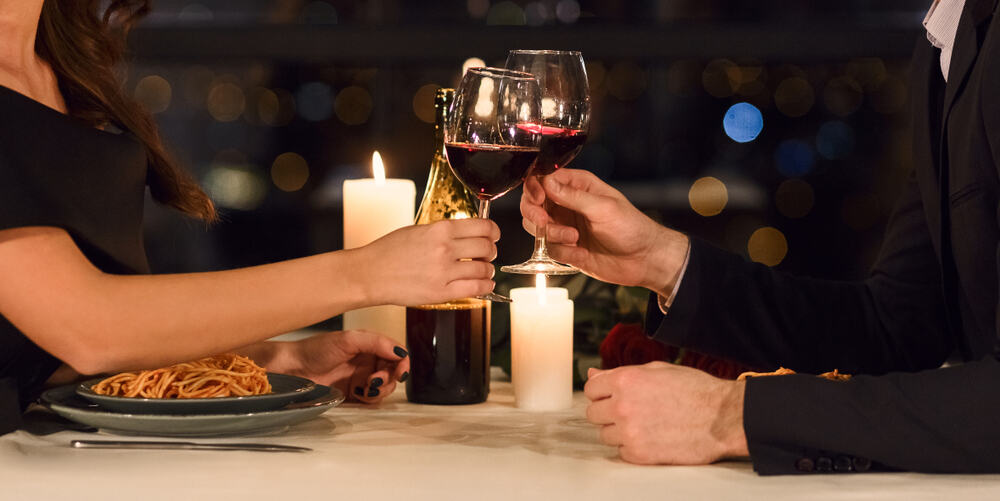 फर्स्ट डेट को न बनाएं बोरिंग, इन फर्स्ट डेटिंग टिप्स को आजमाएं