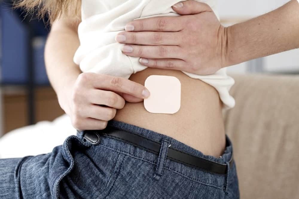 कॉन्ट्रासेप्टिव पैच (Contraceptive Patch) क्या है? जानिए इसके फायदे और नुकसान