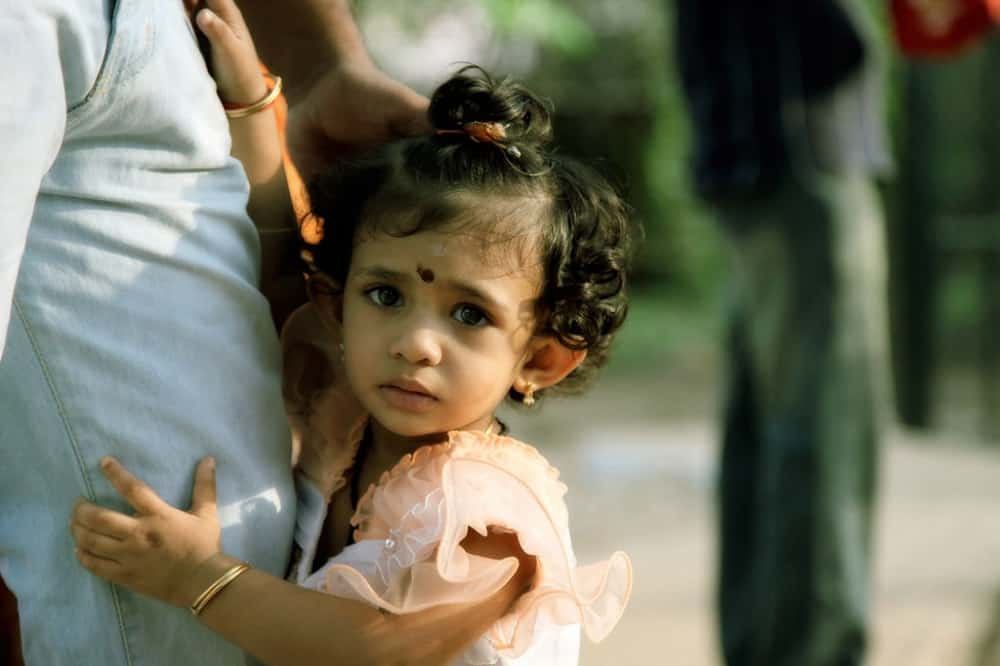 अजनबियों को देखकर डर जाता है बच्चा, तो अपनाएं ये उपाय!