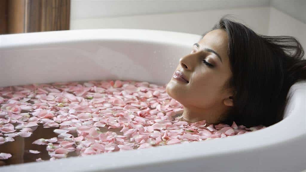 हर्बल बाथ के फायदे: बॉडी रिलैक्स से लेकर मेंटल स्ट्रेस तक