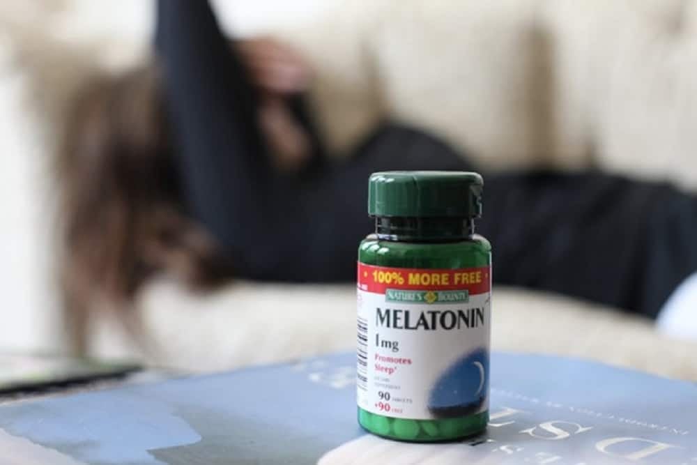 Melatonin: मेलाटोनिन क्या है? जानिए इसके उपयोग, साइड इफेक्ट्स और सावधानियां