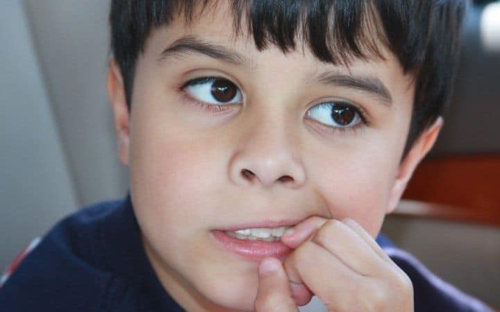 अगर आपका भी बच्चा नाखून चबाता है कैसे छुड़ाएं यह आदत?