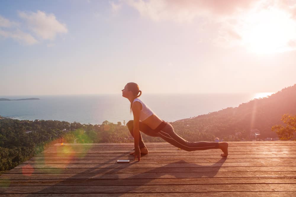 जानिए सूर्य नमस्कार के 12 चरण और उनके लाभ