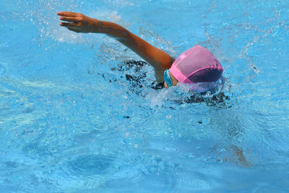 तैराकी के नियम को फॉलो करना है जरूरी, कभी न करें ये गलतियां