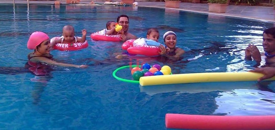 बच्चों को स्विमिंग क्लासेस भेजने से पहले रखें 4 बातों का ध्यान, साथ ही जानें बच्चों को स्विमिंग सिखाने के फायदे