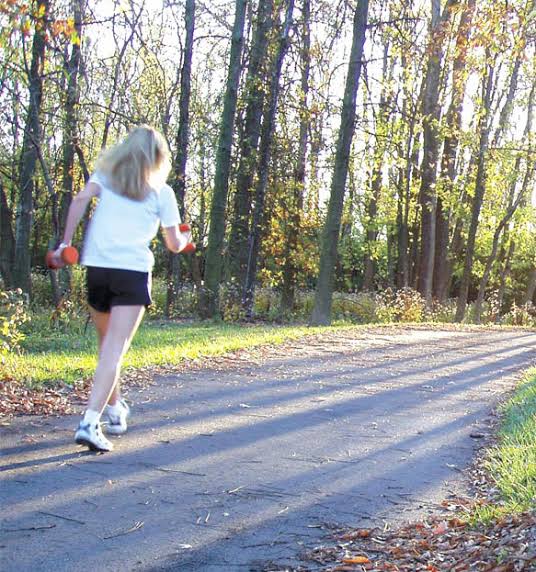 क्या वेट्स के साथ सैर करने से अधिक कैलोरी खर्च होती है?