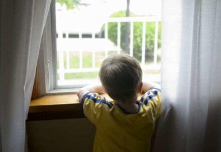 बच्चों के लिए सावधानियां: घर पर अकेला छोड़ने से पहले सिखाएं सेफ्टी टिप्स