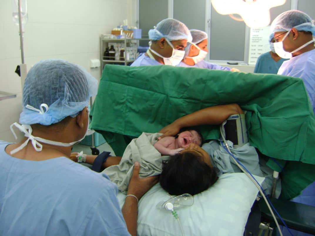 C-section: सी-सेक्शन (सिजेरियन डिलीवरी) क्या है?