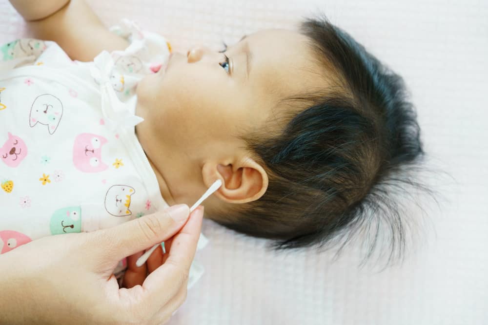 क्या शिशु के कान का मैल निकालना जरूरी है?