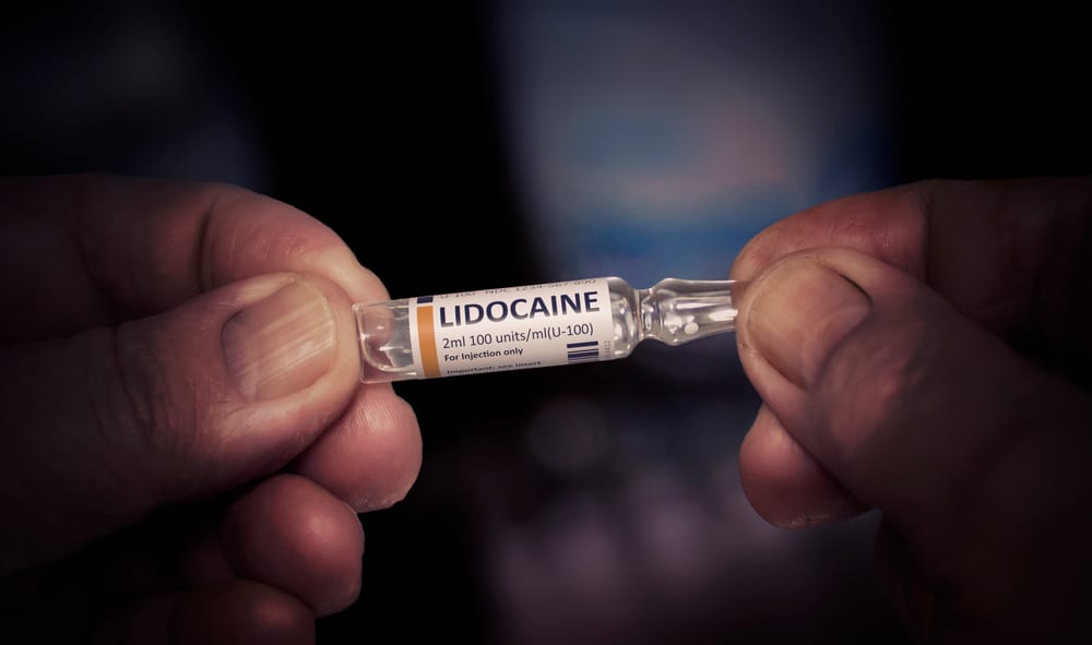 Lidocaine : लिडोकेन क्या है? जानिए इसके उपयोग, साइड इफेक्ट्स और सावधानियां