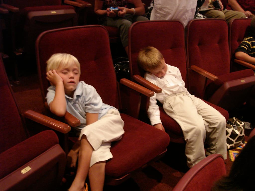 बच्चे को पहली बार मूवी दिखाने ले जा रहे हैं, तो ध्यान रखें ये बातें