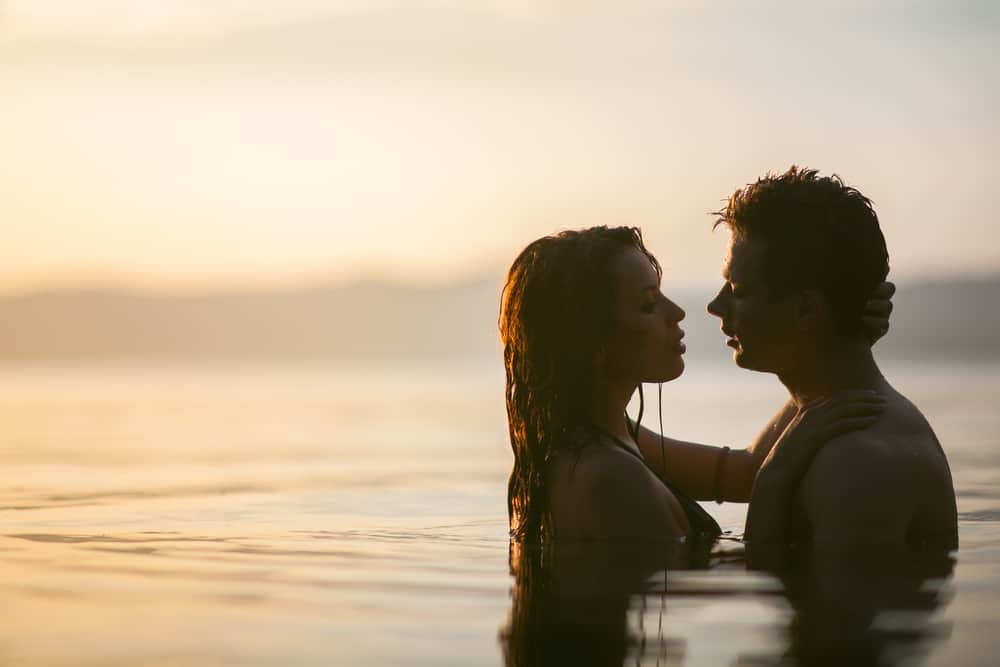 पानी में सेक्स करना (वॉटर सेक्स) कितना सही है?