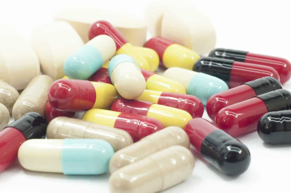 Guaifenesin+Ambroxol+Chlorpheniramine Maleate : गुआइफेनेसिन+एम्ब्रोक्सोल+क्लोरफेनेरमाइन मैलीएट है? जानिए इसके उपयोग, साइड इफेक्ट्स और सावधानियां