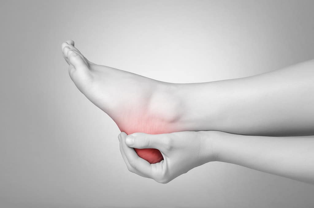 Heel pain: एड़ी में दर्द क्या है? जानें इसके कारण, लक्षण और इलाज