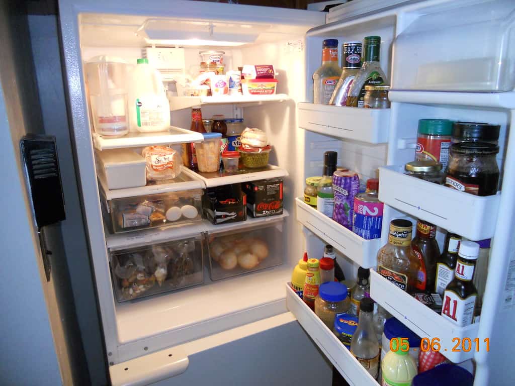 घर पर आसानी से करें फ्रिज की सफाई, अपनाएं ये घरेलू उपाय