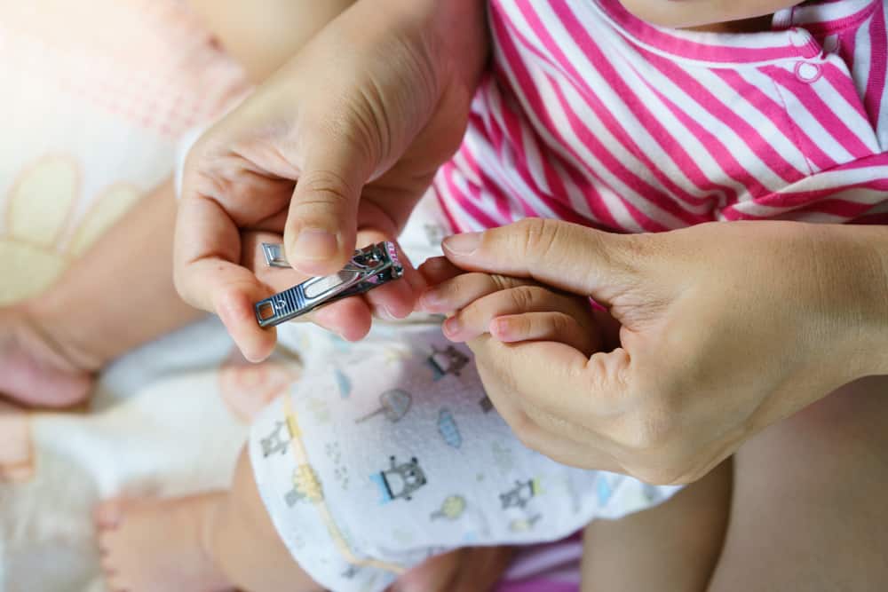 बच्चों के नाखून काटना नहीं है आसान, डिस्ट्रैक्ट करने से बनेगा काम