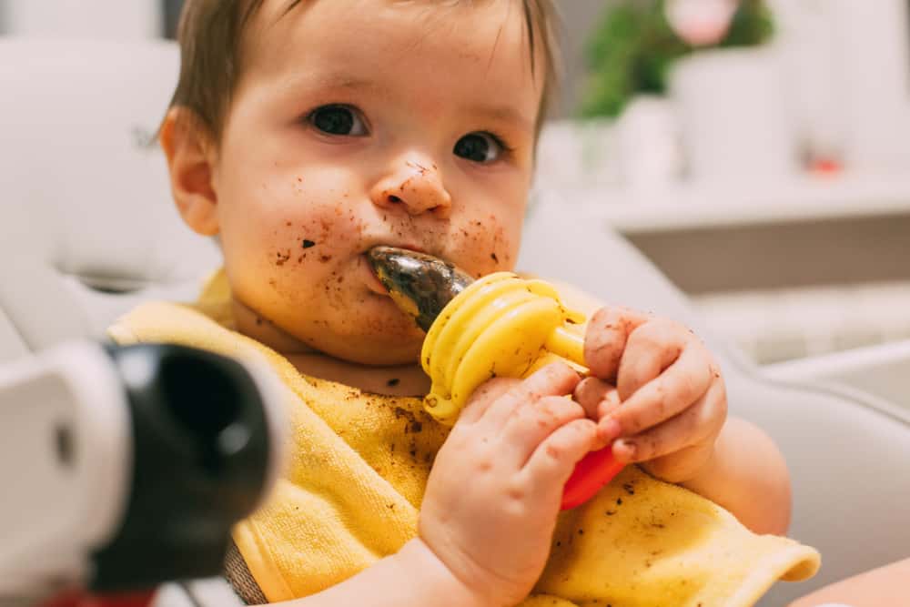 Pica Disorder: मिट्टी या नाखून खाता है आपका लाडला, कहीं यह पाइका डिसऑर्डर तो नहीं!