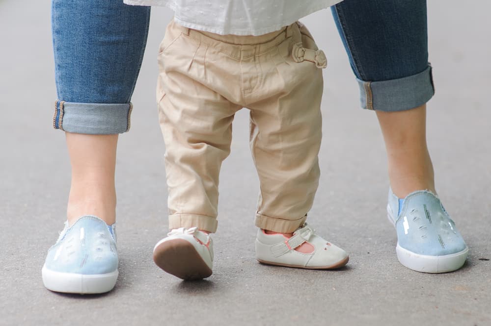 बच्चों को खड़े होना सीखाना है, तो कपड़ों का भी रखें ध्यान