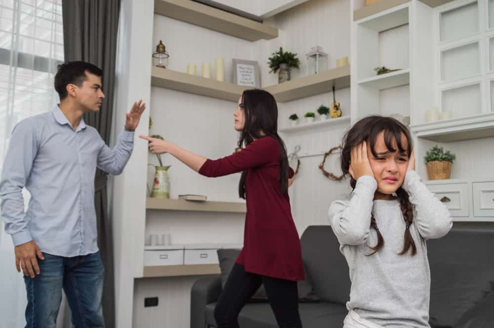 माता पिता की बुरी आदतों का खामियाजा भुगतते हैं बच्चे