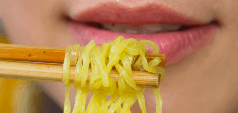 प्रेग्नेंसी में इंस्टेंट नूडल्स खाना चाहती हैं, तो उससे होने वाले नुकसान समझ लें