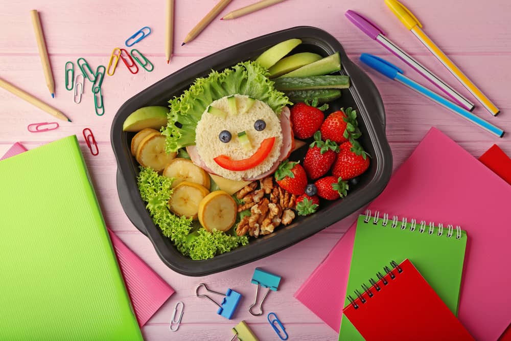 बच्चों की स्वस्थ खाने की आदतें डलवाने के लिए फ्रीज में रखें हेल्दी फूड्स