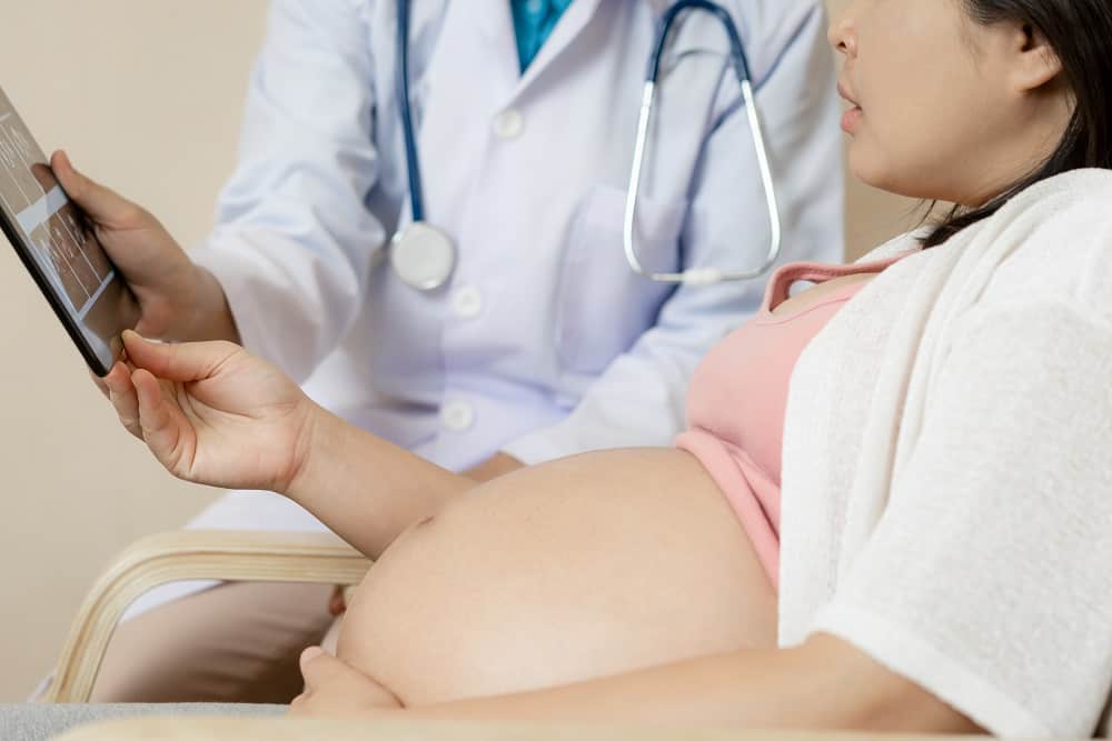 प्रेग्नेंसी में कैंसर का बच्चे पर क्या हो सकता है असर? जानिए इसके प्रकार और उपचार का सही समय