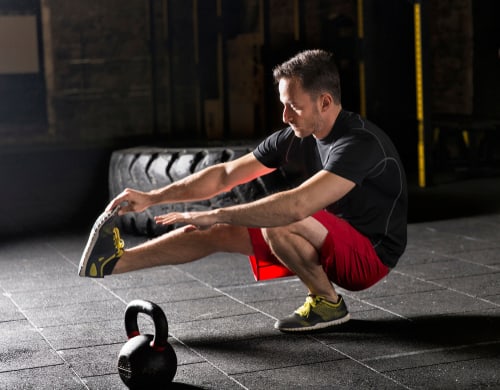 बॉडी के लोअर पार्ट को स्ट्रॉन्ग और टोन करती है पिस्टल स्क्वैट्स, और भी हैं कई फायदे