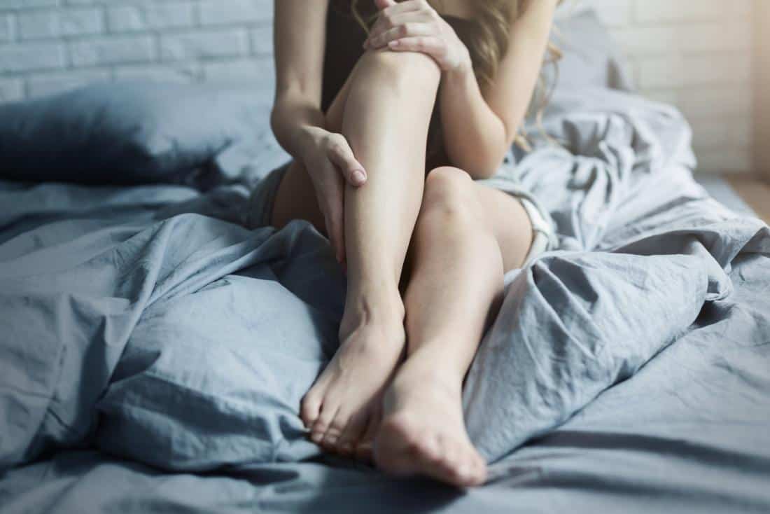 Restless Legs Syndrome: जानें रेस्टलेस लेग्स सिंड्रोम कैसे, इसके कारण और उपचार क्या हैं?