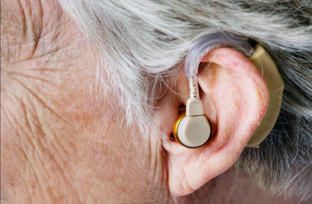 जब घट जाती है सुनने की क्षमता तब काम आती है कान की मशीन, जानें इसके प्रकार