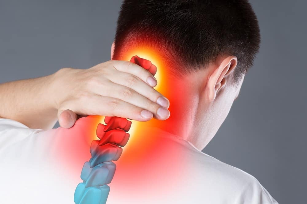 Neck Strain: गर्दन में खिंचाव क्या है? जानिए इसके लक्षण, कारण और उपचार