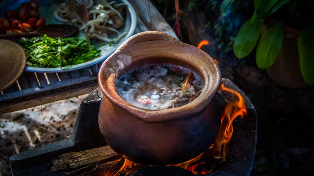 इस तरह घर में ही बनाएं मिट्टी के बर्तन में खाना, मिलेगा बेहतर स्वाद के साथ सेहत भी