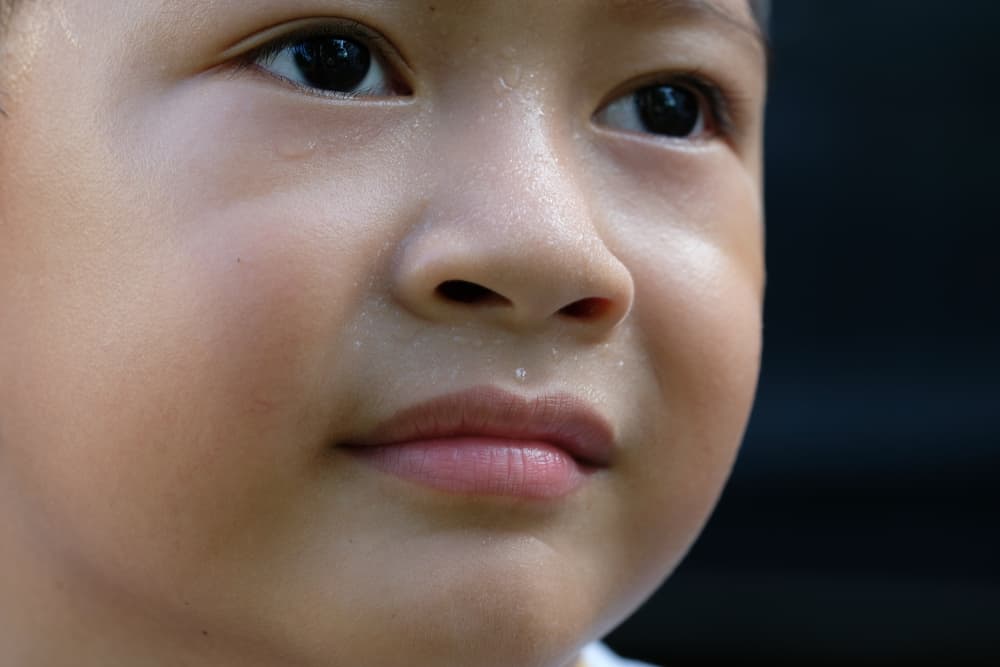 बच्चे को पसीना आना : जानें कारण और उपाय