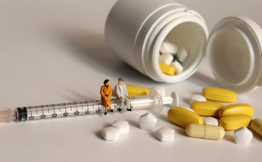 बुढ़ापे में हेल्थ इंश्योरेंस लेने से पहले इन बातों को जानना है जरूरी